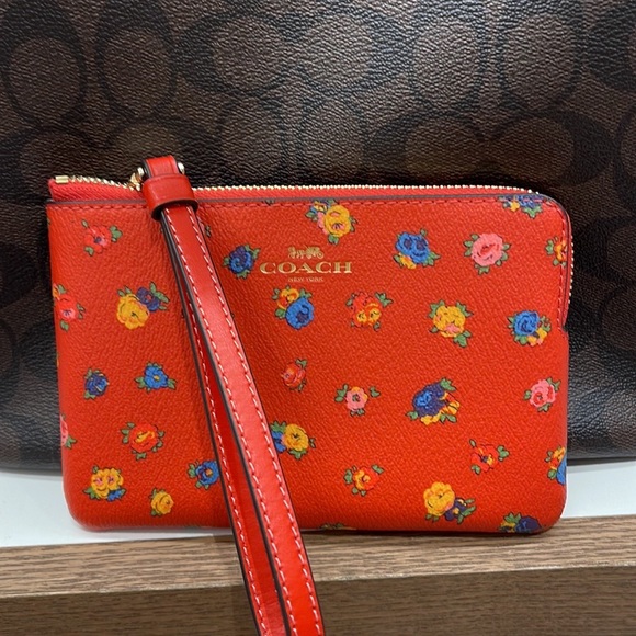 Coach Corner Zip Wristlet With Mini Vintage Rose Print
IM/Miami Red Multi - Picture 11 of 16